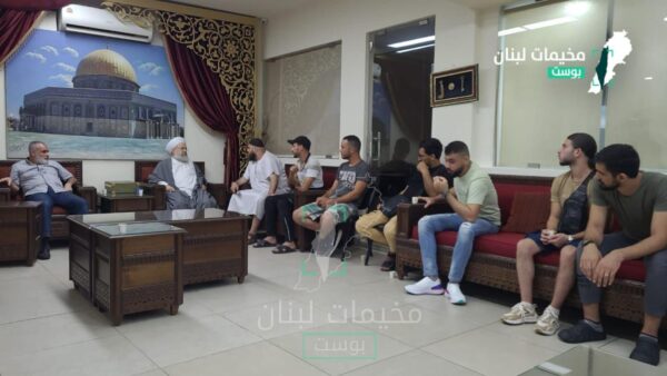 وفد من سكان حي حطين بمخيم عين الحلوة، زاروا الشيخ “ماهر حمود” في مكتبه ويعرضوا معه آخر المستجدات ومطالبهم