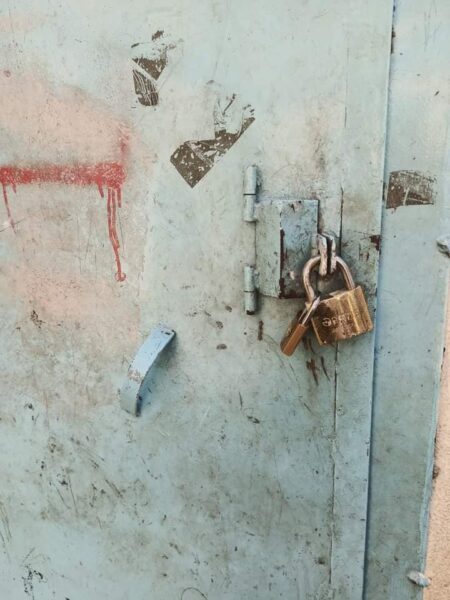 تم إغلاق مكتب مدير مخيم البداوي ومكتب الصحة، اعتراضاً على قرعة مشروع المال مقابل العمل