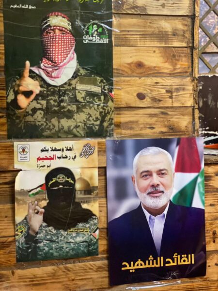 رفع صور القائد الشهيد “إسماعيل هنية” على جدران وفي شوارع مخيم البداوي