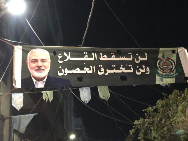 شباب مخيم البداوي شمال لبنان يرفعون صوراً للقائد المجاهد الشهيد “إسماعيل هنية”