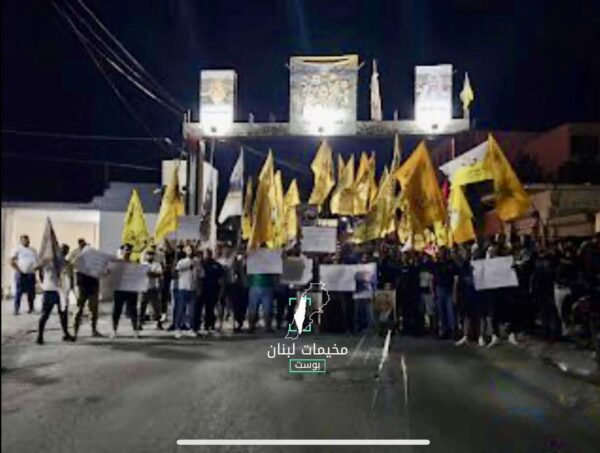 اعترض عدد من عناصر حركة “فتح” في مخيم الرشيدية جنوب لبنان