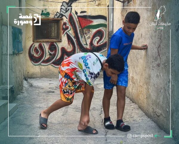 صورة معبرة لطفلين