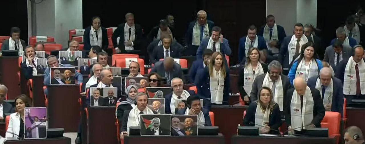 نواب في البرلمان التركي يرفعون صور للقائد الشهيد إسماعيل هنية…