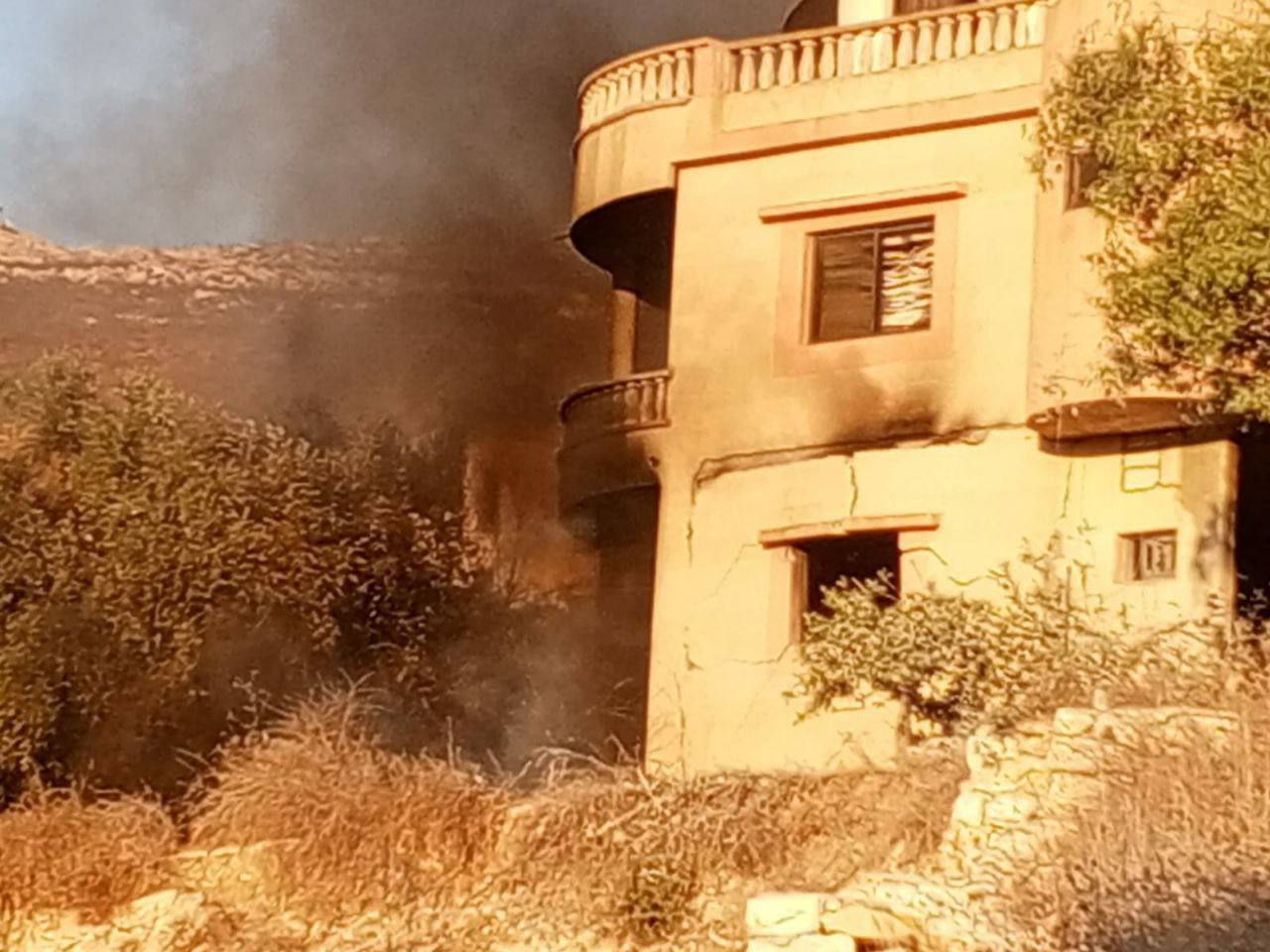 آثار الغارة التي استهدفت اطراف مدينة بنت جبيل جنوب لبنان