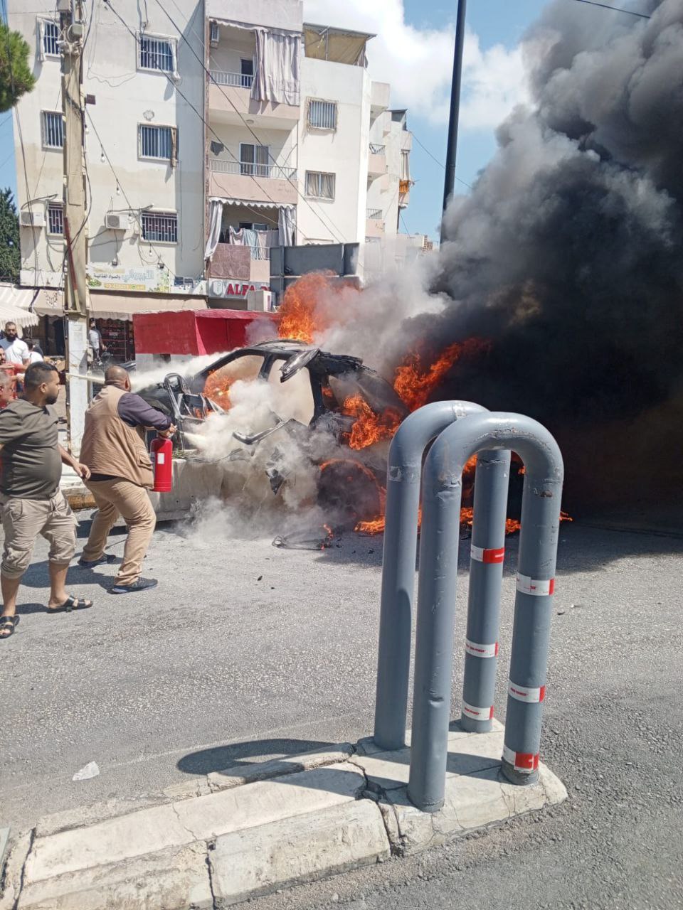 اشتعال النيران بالسيارة التي قصفها الاحتلال في منطقة الفيلات بمدينة…