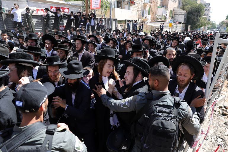 صدامات بين متظاهرين بين “الحريديم” وعناصر شرطة الاحتلال الإسرائيلي اليوم…
