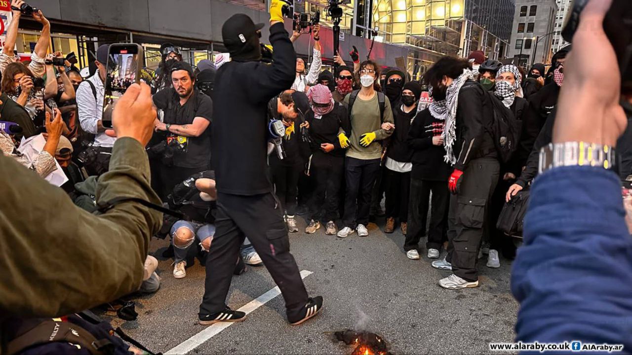 قامت شرطة شيكاغو باستعمال العنف واعتقال عشرات المتظاهرين وسط مطاردات…