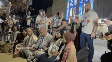 بدأ أعضاء من حملة “غير ملتزم” التي ترفض الحرب الإسرائيلية…