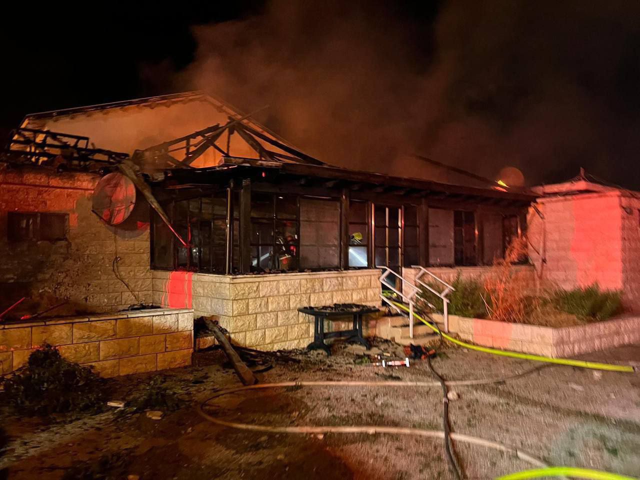 وسائل إعلام عبرية:

 أضرار كبيرة لحقت بالمبنى الذي اندلعت فيه…