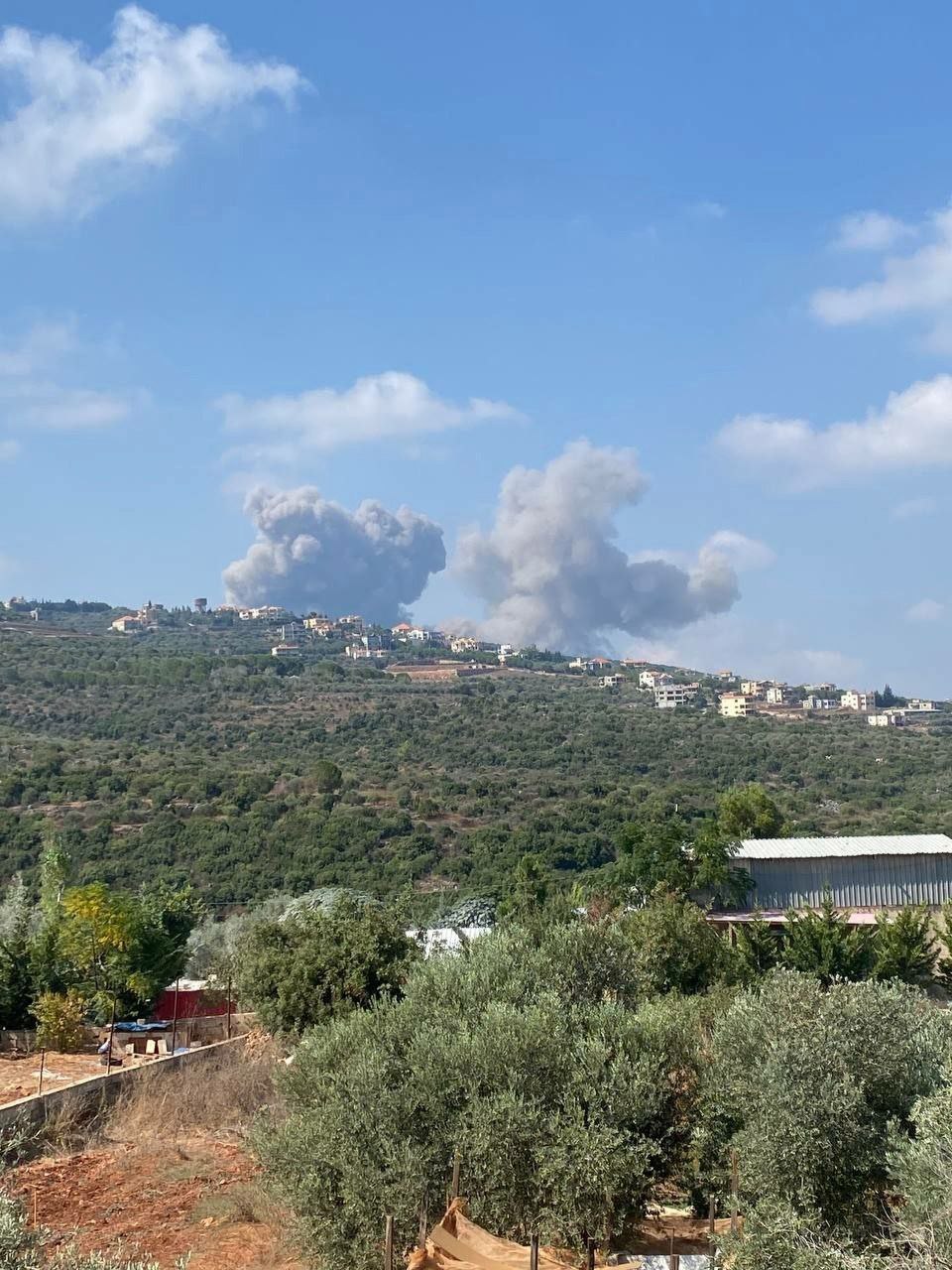 🔴 طائرات العدو الصهيوني تشن سلسلة غارات في منطقة خلة…