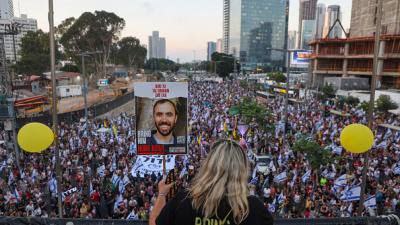 أغلق متظاهرون “إسرائيليون”، اليوم الثلاثاء، طريق أيالون بمدينة تل أبيب…