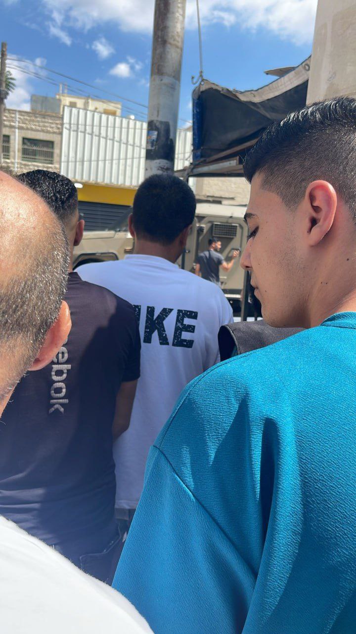 قوات الاحتلال تخلي مستشفى جنين الحكومي وتدقق بهويات المواطنين أثناء…