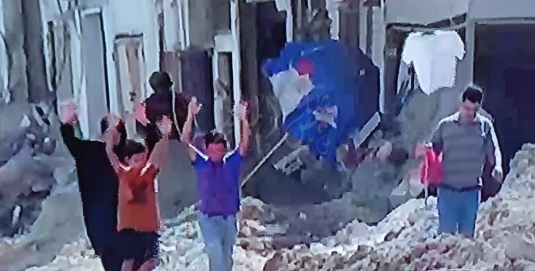 قوات الاحتلال تنكل بعائلة وتطردها من منزلها بمخيم نور شمس…