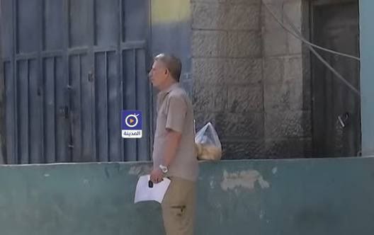 قوات الاحتلال تمنع مواطناً يحمل طعاماً لأبنائه من التوجه لمنزله…