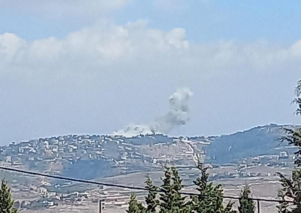 طيران الاحتلال يشنّ غارة استهدفت بلدة مركبا جنوبي لبنان.