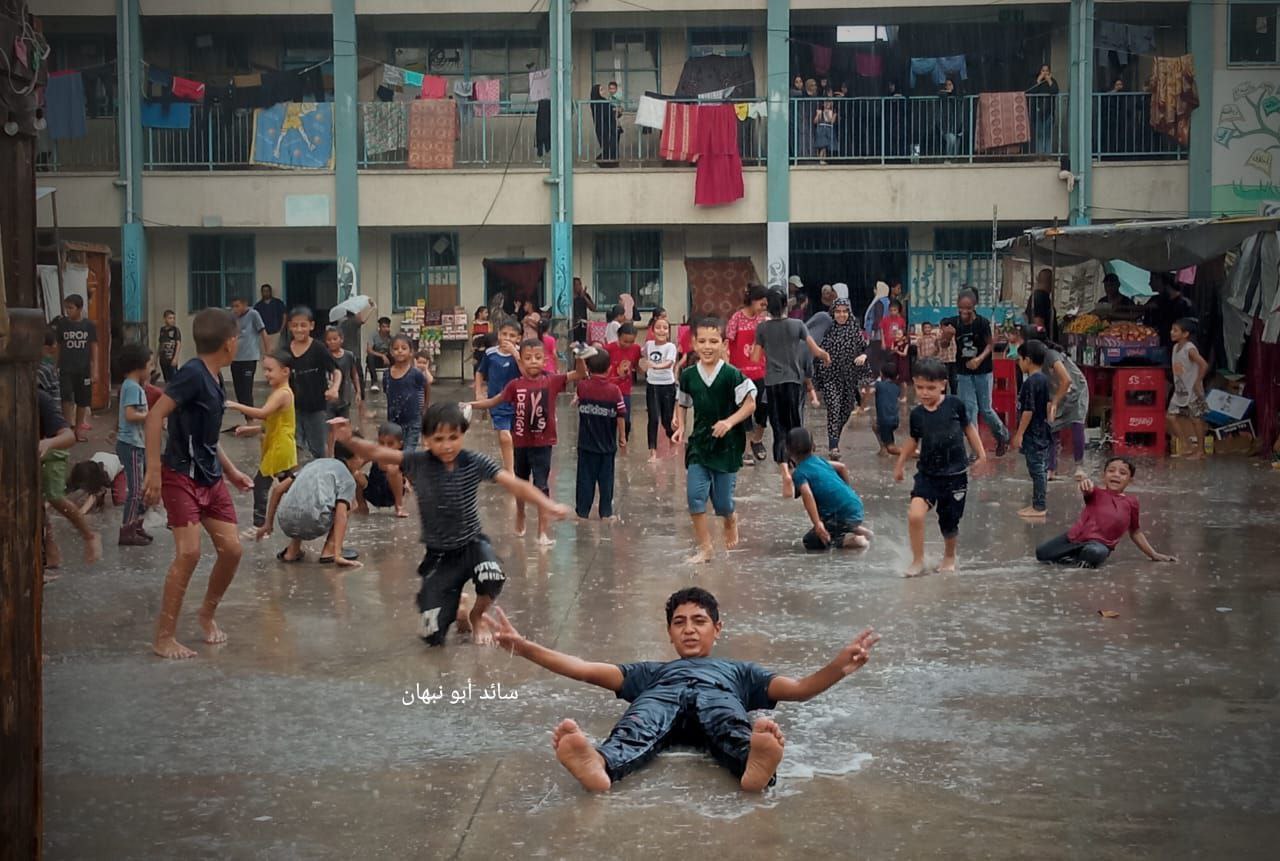 🔴 فرحة الأطفال داخل مراكز الإيواء مع تساقط الأمطار الغزيرة…