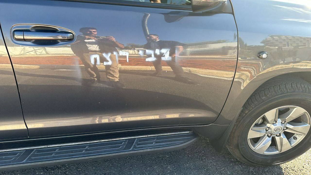 🔴 مجهولون وصلوا إلى مركبة تابعة لموكب نتنياهو وخطوا عليها…