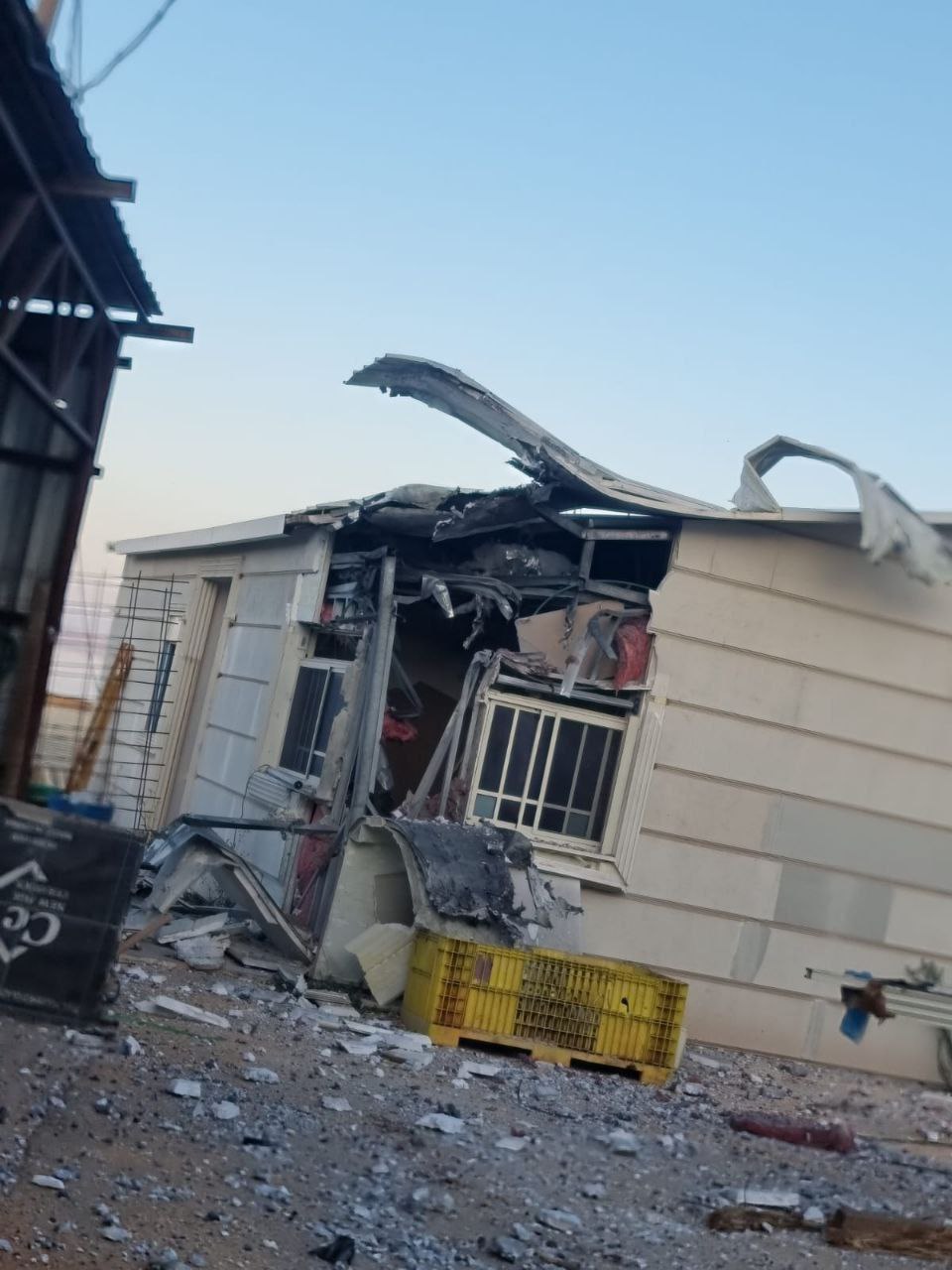 آثار الصاروخ الذي أُطلق من جنوب لبنان وسقط على مبنى…