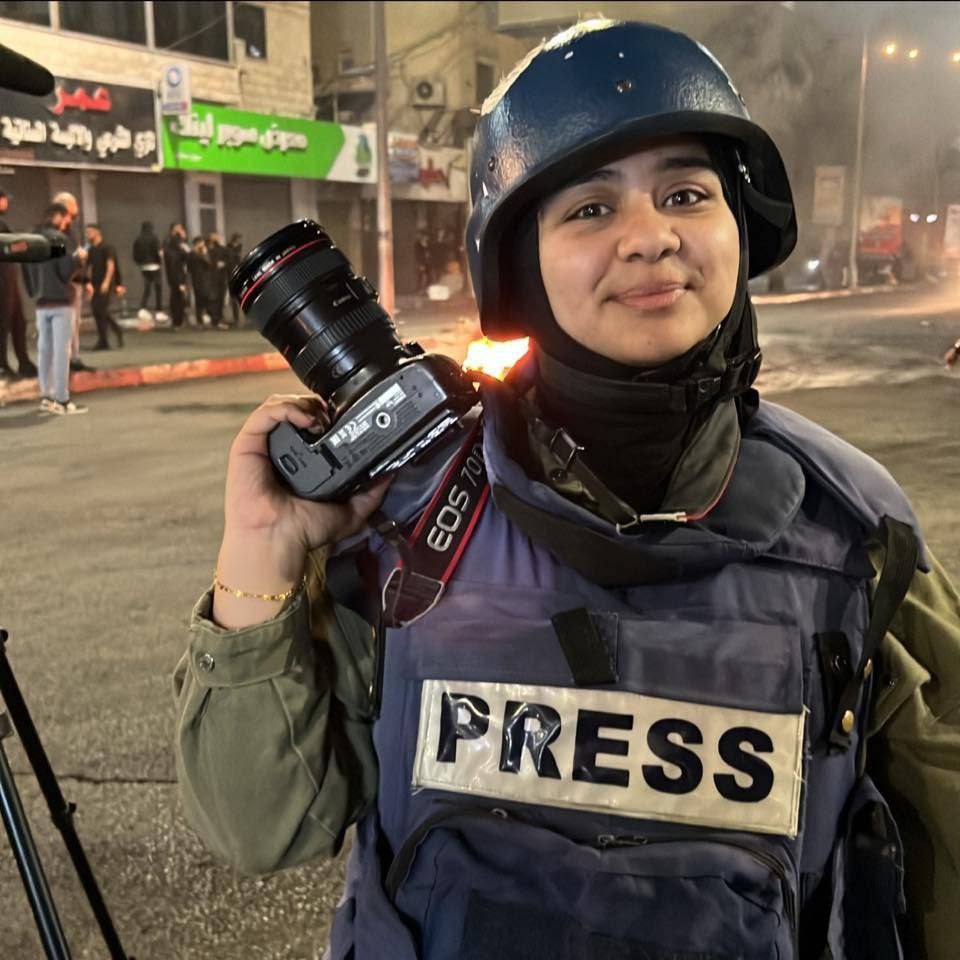 إصابة الصحفية شذا حنايشة بشظايا رصاص الاحتلال في مدينة جنين…