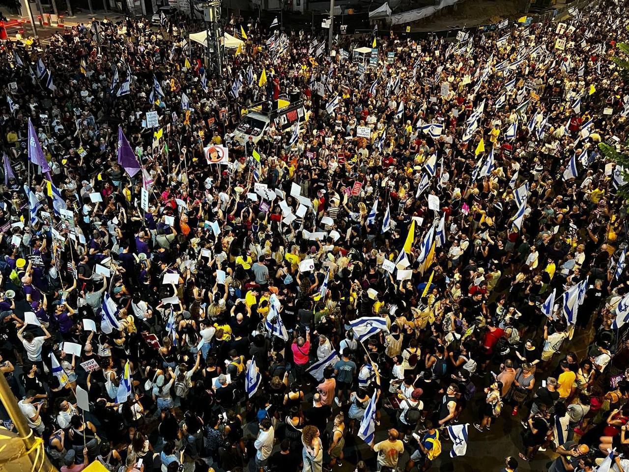 آلاف الإسرائيليين يتظاهرون في تل أبيب للمطالبة بعقد صفقة تبادل…