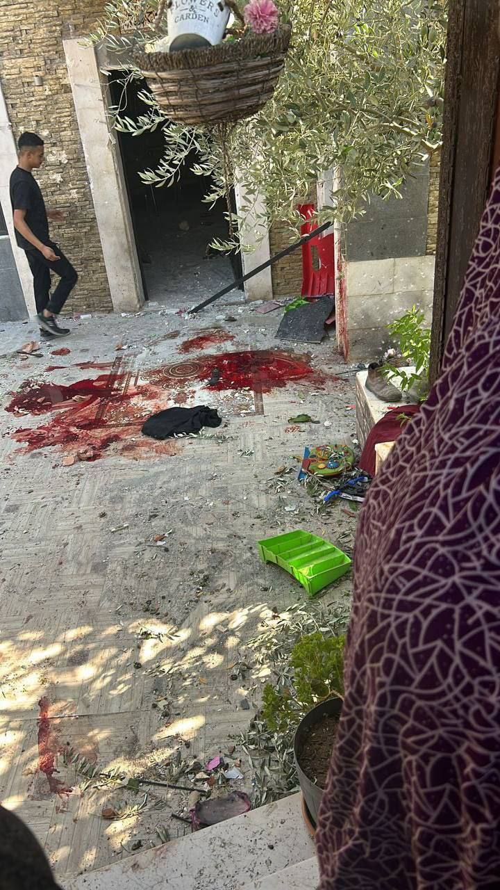 قوات الاحتلال الإسرائيلي تحتجز جثماني شهيدين، وتعتقل شاباً وتنسحب من…