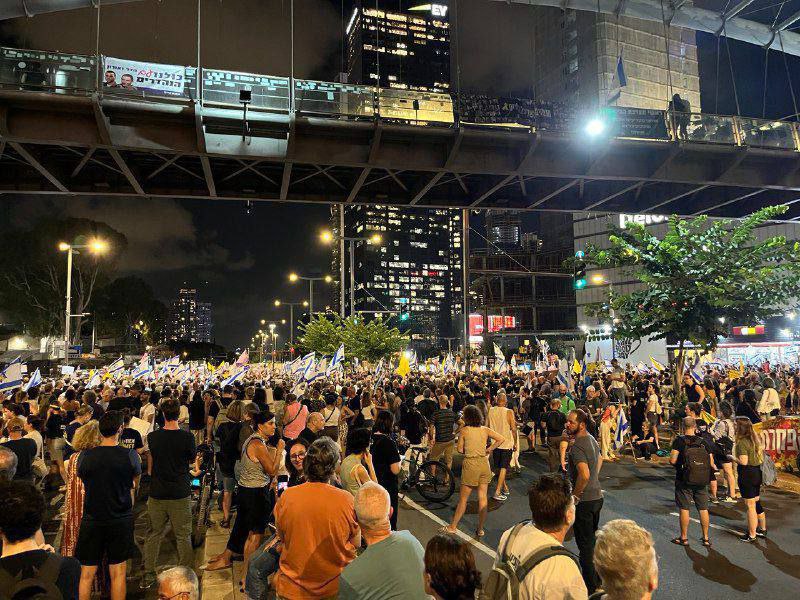 إعلام عبري: 
مستوطنون يغلقون طريق بيغن في “تل أبيب” خلال…