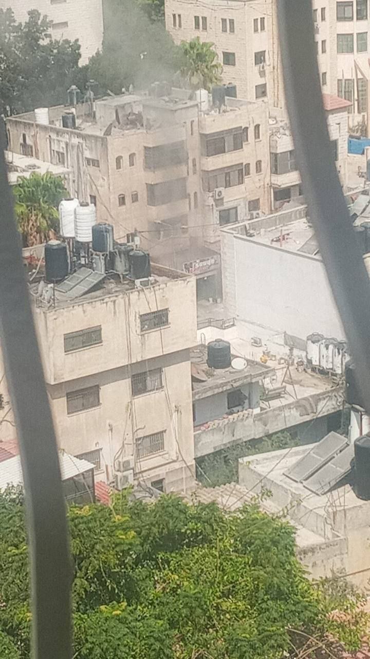 جيش الاحتلال الإسرائيلي يستهدف منزلاً يُحاصره في شارع نابلس بمدينة…