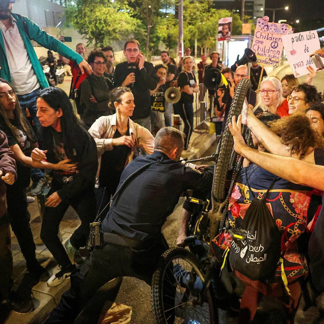 صحيفة “يديعوت أحرونوت” العبرية: شرطة الاحتلال اعتقلت 110 أشخاص خلال…