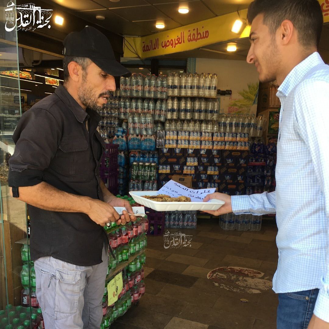 🔴 أردنيون يوزعون الحلوى بعد عملية إطلاق النار التي نفذها…