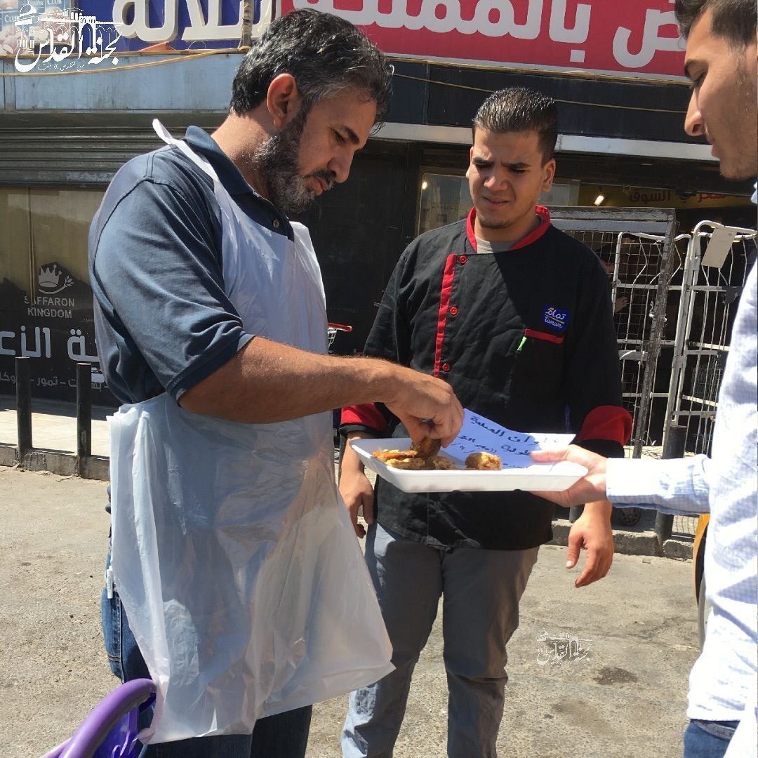 🔴 أردنيون يوزعون الحلوى بعد عملية إطلاق النار التي نفذها…