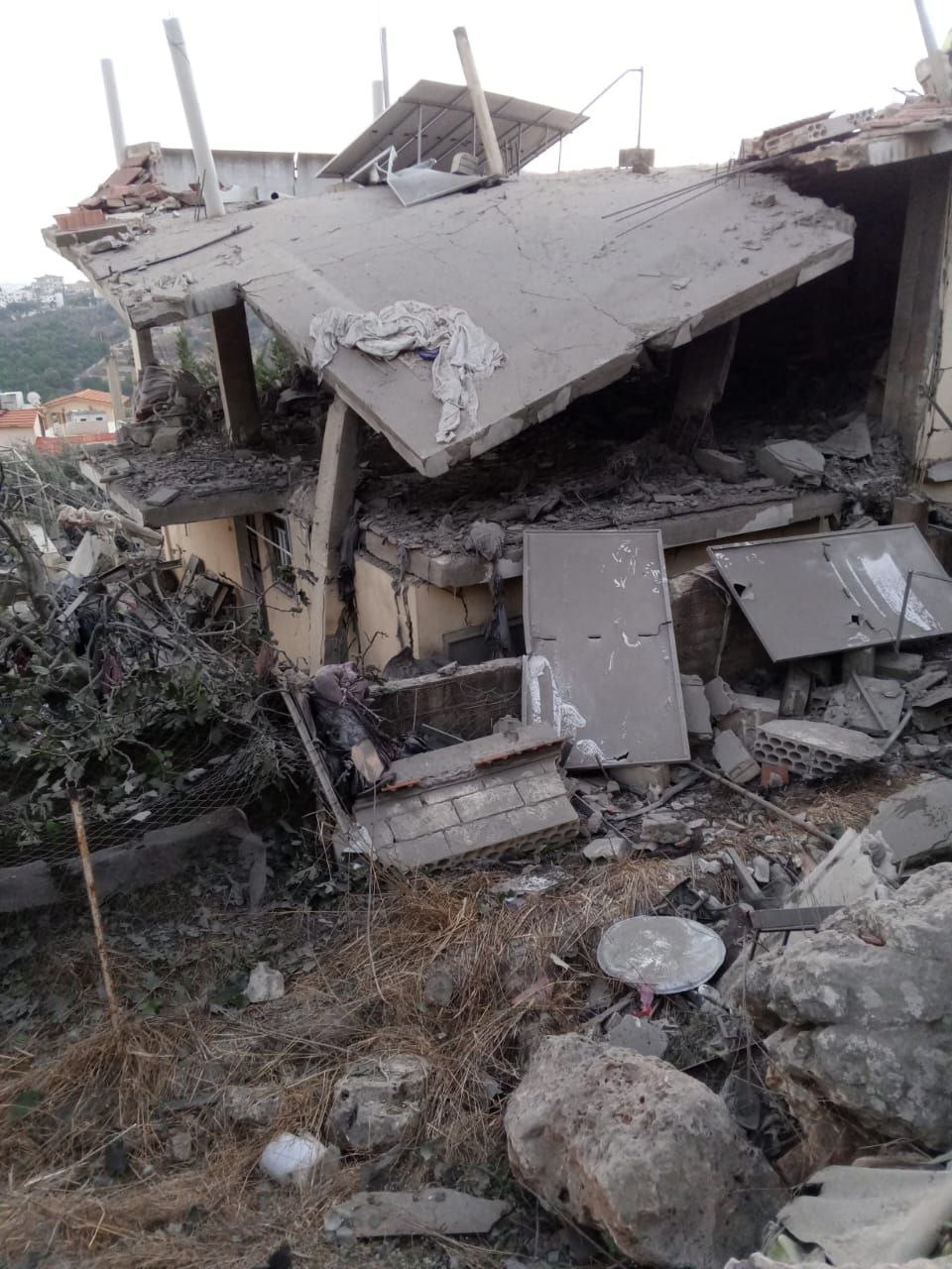 آثار الغارة التي استهدفت خربة سلم جنوب لبنان