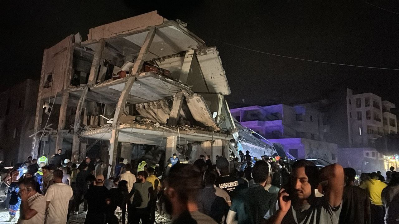 أنباء عن اصابتين في الغارة  التي استهدفت بلدة كفررمان…