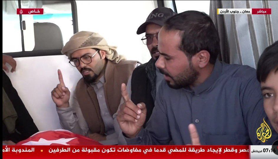 مشاهد للحظات الأولى لوصول جثمان الشهيد “ماهر الجازي” إلى الأردن…