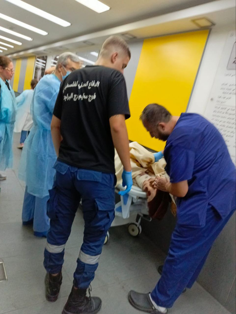 الدفاع المدني الفلسطيني في مخيم البرج يساعد في نقل الجرحى…