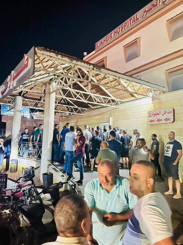 يحتشد المواطنون أمام مستشفى الخير في المنية شماليّ لبنان للتبرع…