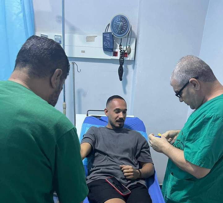 يحتشد المواطنون أمام مستشفى الخير في المنية شماليّ لبنان للتبرع…