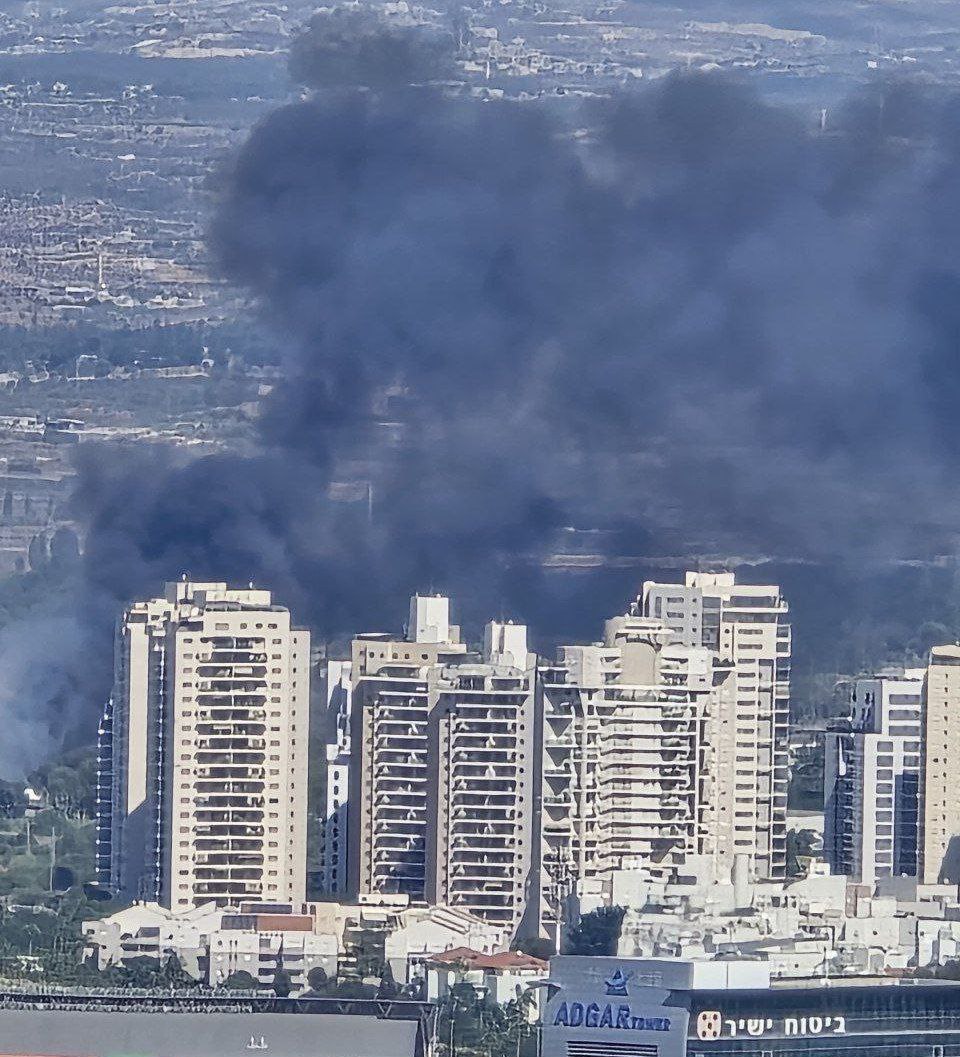 اندلاع حريق كبير جراء سقوط صواريخ أُطلِقت من لبنان على…