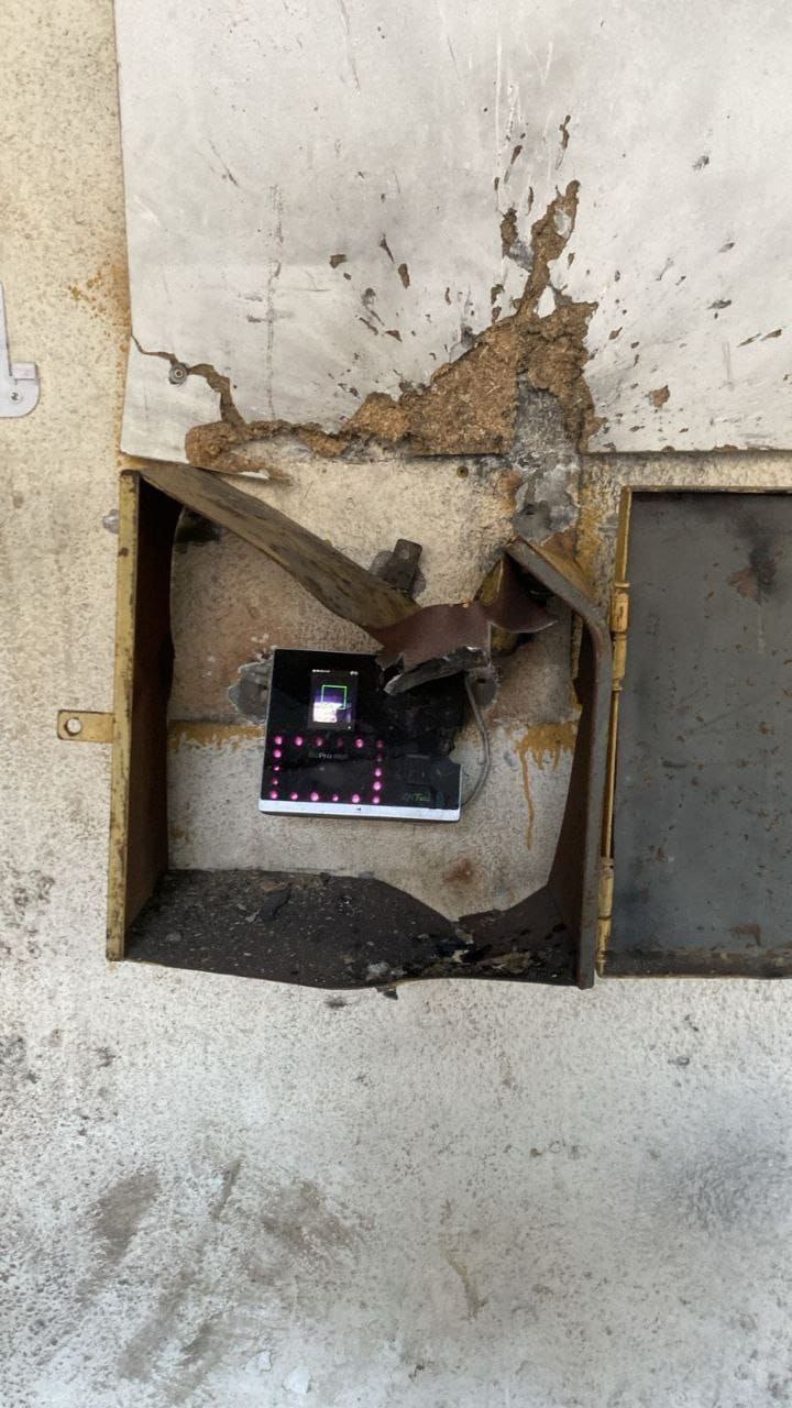 🔴 الاحتلال الصهيوني يُفجّر ماكينة بصمة دوام الموظفين في آحدى…