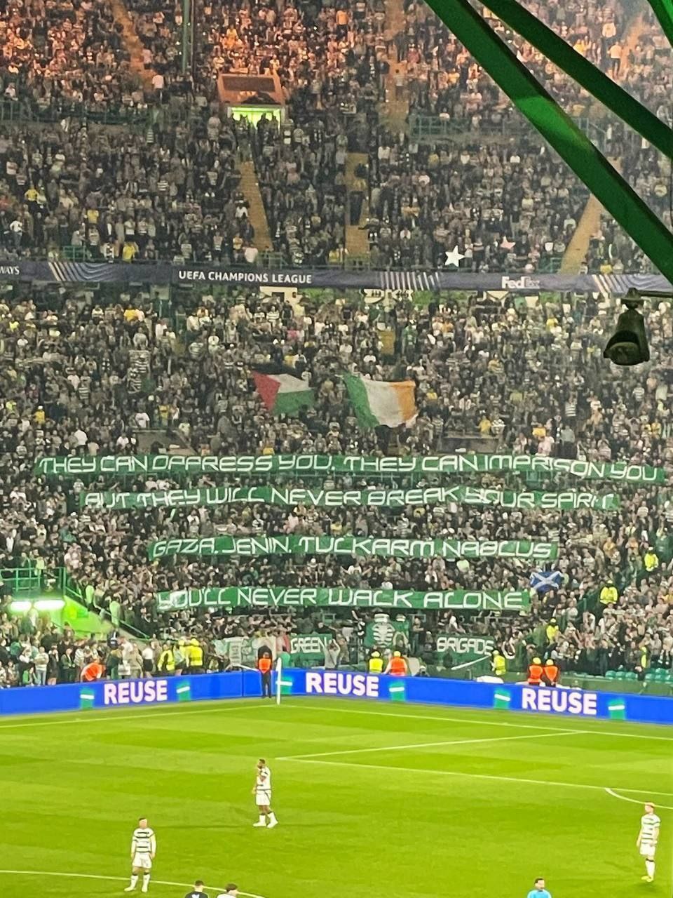 جماهير نادي سلتيك الأسكتلندي ترفع لافتة خلال مباراة فريقهم في…
