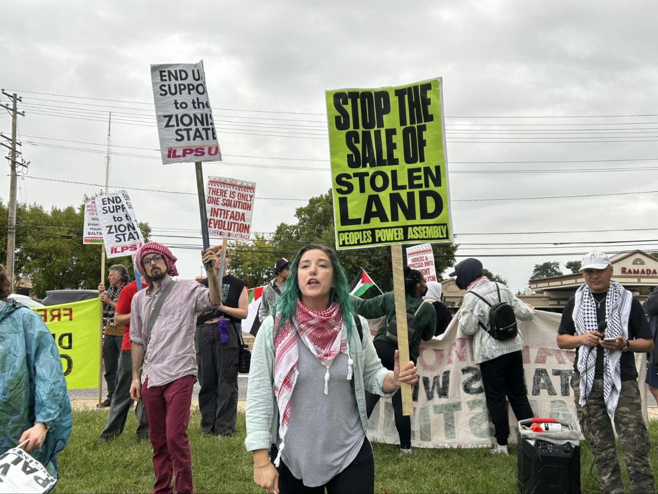 “فلسطين ليست للبيع”

 شعار ردّده ناشطون أمام فندق “هيلتون دبل…