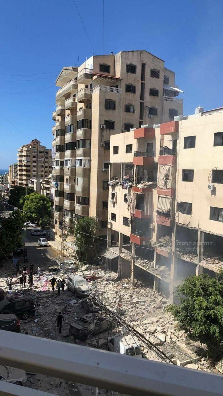 آثار الغارة الصهيونية التي استهدفت منطقة الحوش قضاء مدينة صور…