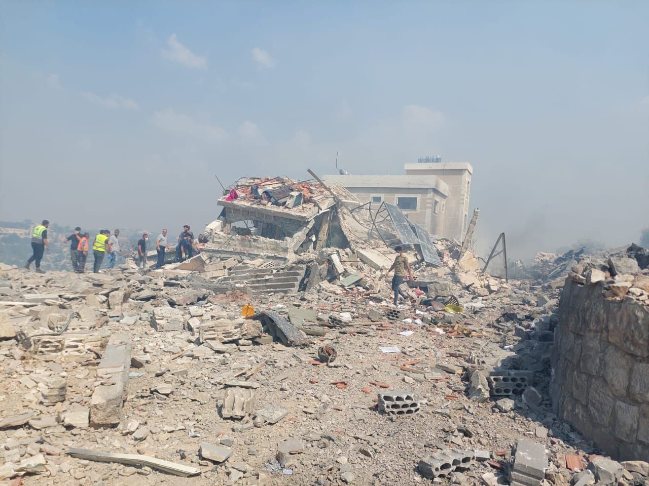 آثار الدمار في منزل قصفه الاحتلال الإسرائيلي في بلدة تولين…