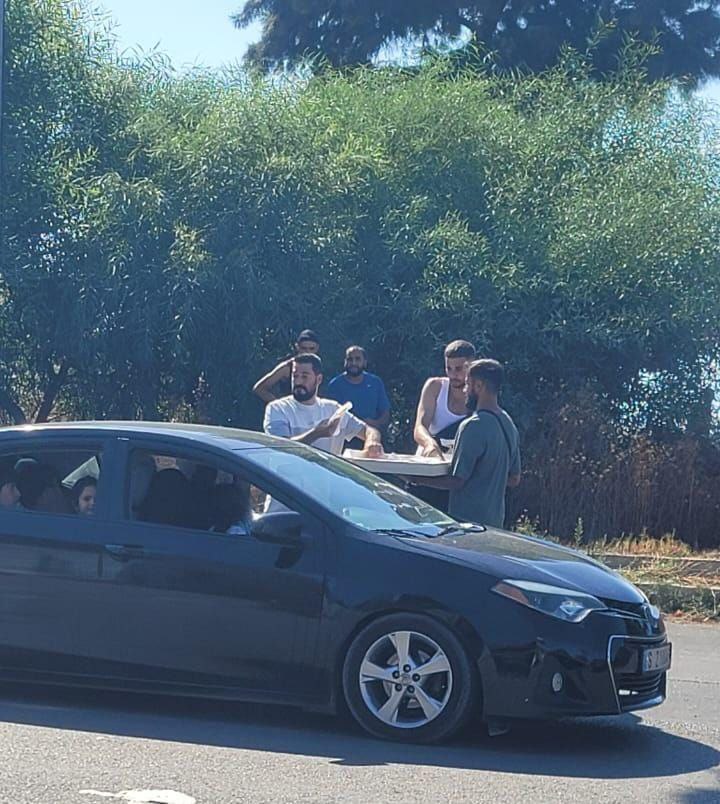 أبناء المخيمات يوزعون المياه والطعام على أهلنا النازحين من الجنوب…