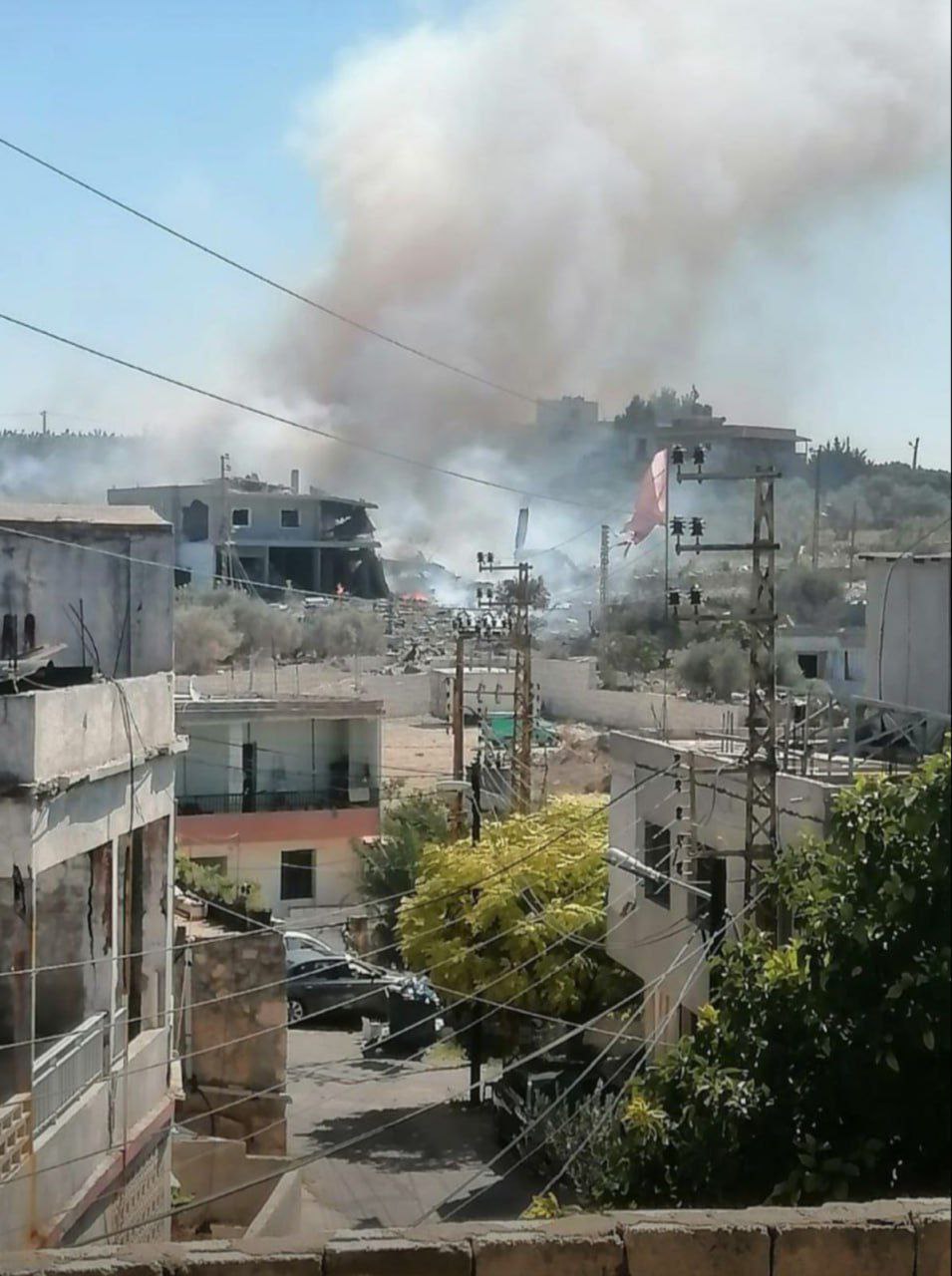 آثار الغارة الصهيونية التي استهدفت منزلاً في بلدة البيسارية قضاء…