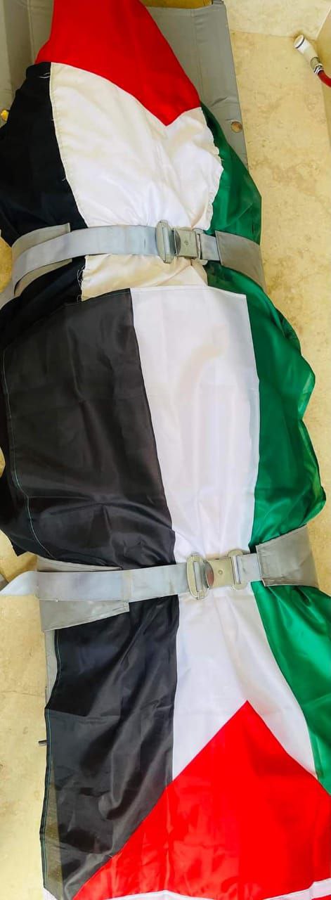 بالعلم الفلسطينيّ يزفُّ.. جثمان الشهيد “عمر زكريا مصطفى”، ابن مخيم…