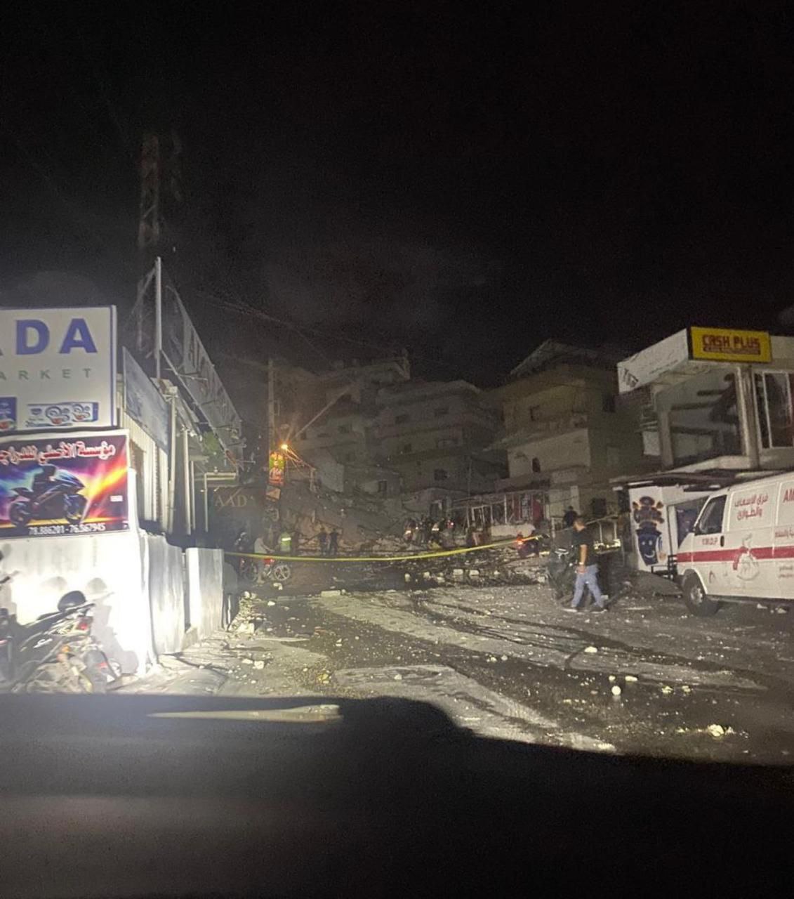 آثار الغارة الإسرائيلية على مبنى سكني في حي الريجي في…