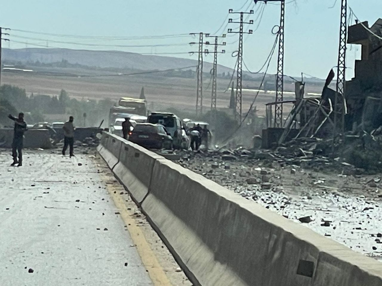 غارة صهيونية استهدفت اوتوستراد بعلبك – الهرمل عند بلدة رسم…