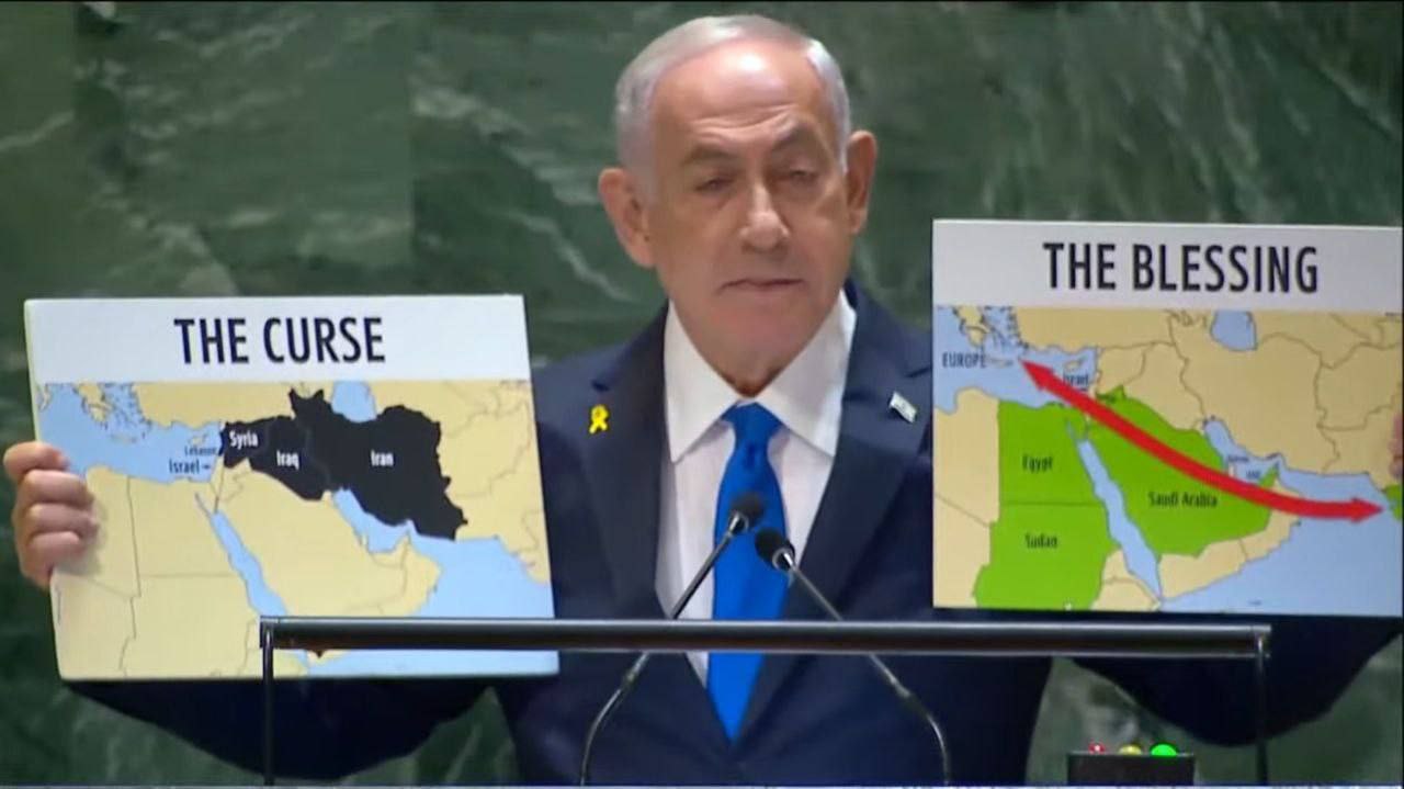 🔴 الإرهابي الصهيوني نتنياهو يرفع خريطة خلال كلمته أمام الجمعية…