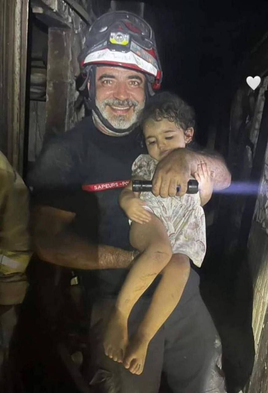 انتشال طفلة على قيد الحياة من تحت الأنقاض في الضاحية…