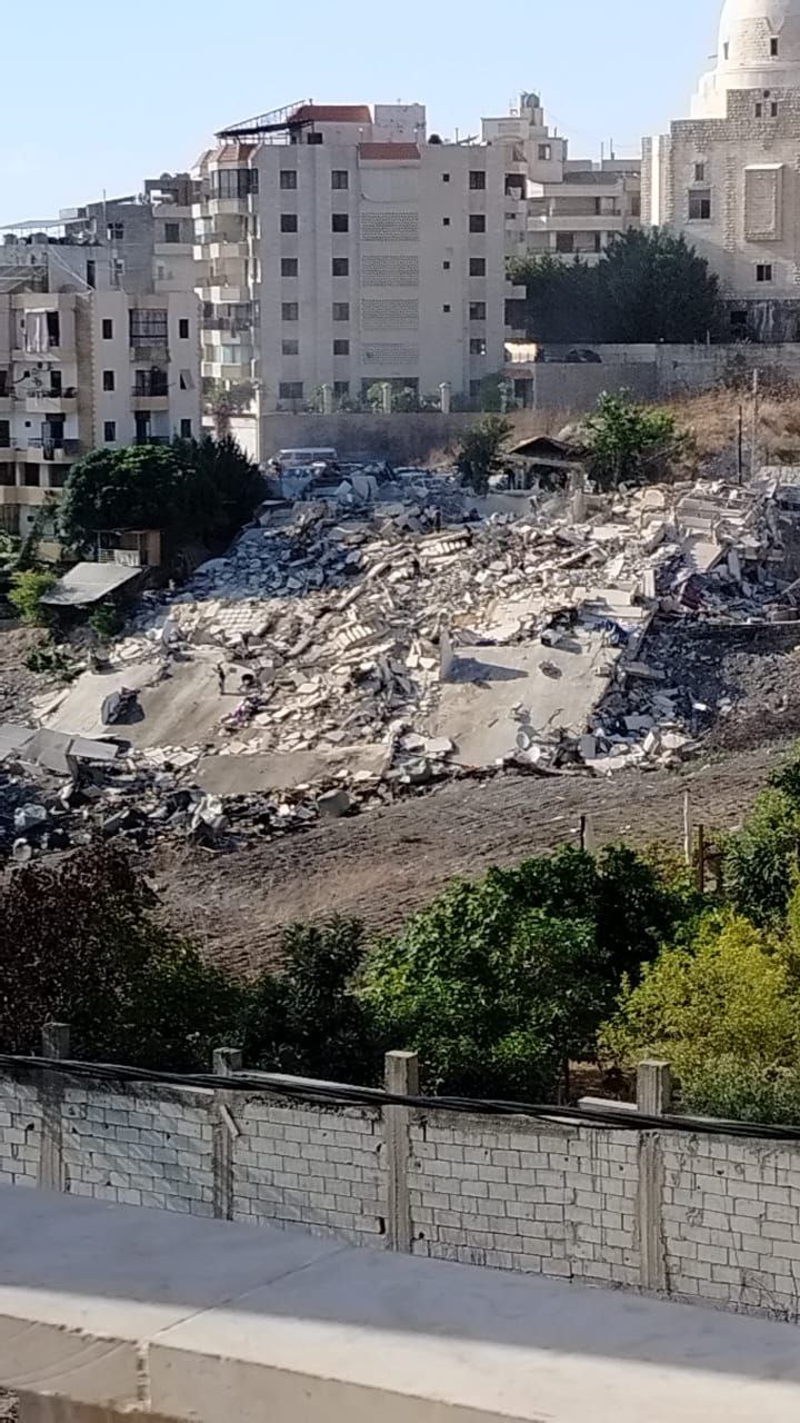 آثار الغارة الصهيونيّة التي استهدفت عين الدلب شرق مدينة صيدا…